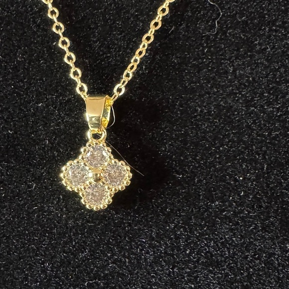 Elegant Gold Flower Pendant Necklace and Earring Set - Picture 3 of 3